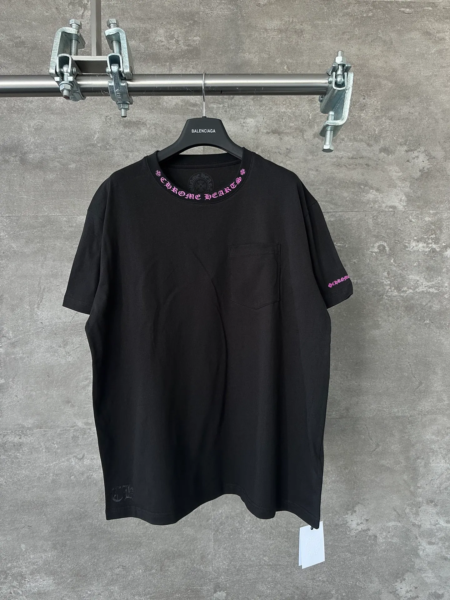 🅿️250 🔥 CH Crow Heart Classic Pocket Neck Sanskrit Printed Casual Loose Short-Sleeved T-shirt Uniform for Men and Women Black Print and White Color Size S M L Full Size Available from Stock Process Description: Made of combed cotton high-density ice-permeable fabric, ribbed custom-dyed, printed with imported glue, every wiring detail is strictly in accordance with YB to achieve 100% restoration of ZG quality